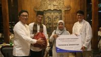 codeimg-313 Penyerahan santunan
diwakili oleh Pejabat Eksekutif Aestika Oryza Gunarto dan Komisaris Independen Hari Siaga Amijarso.